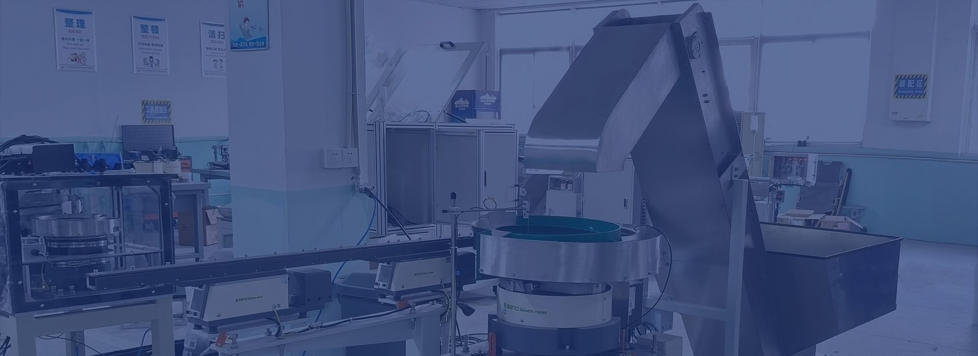 Production hopper elevator feeding components towards a counting line